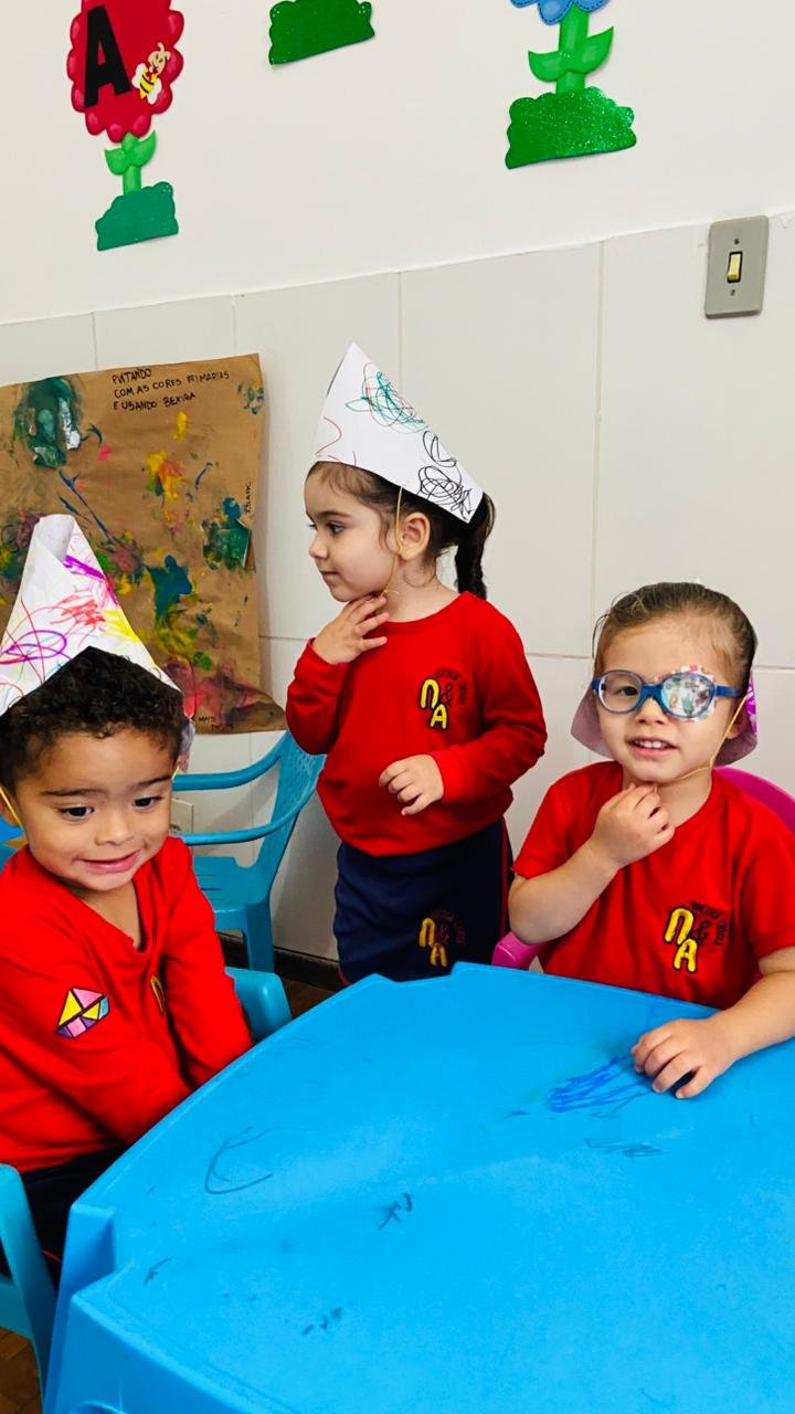 Crianças brincando e socializando na escola