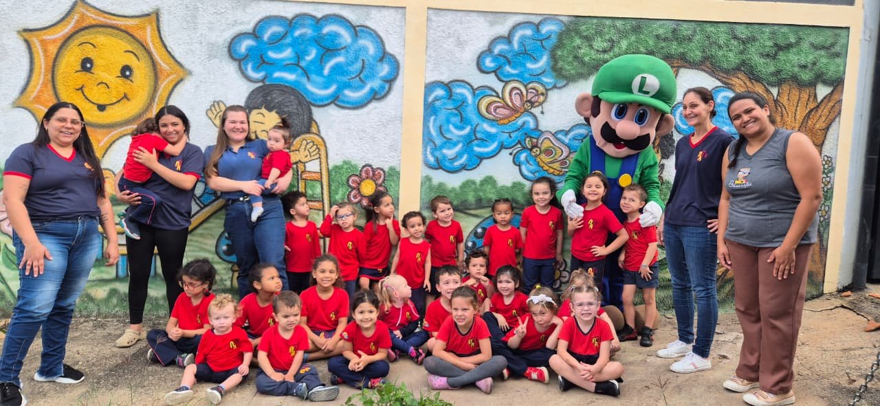 Equipe da escola reunida com as crianças