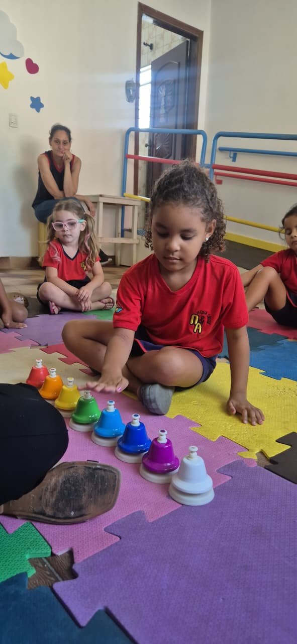Criança em aula de música e ritmo